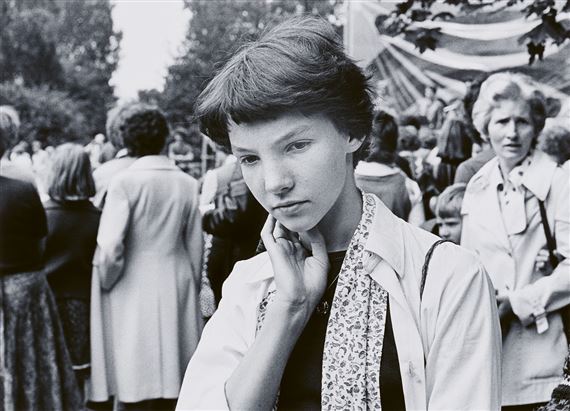 Junges Mädchen auf dem Kirchentag, Berlin by Gabriele & Helmut Nothhelfer, 1978