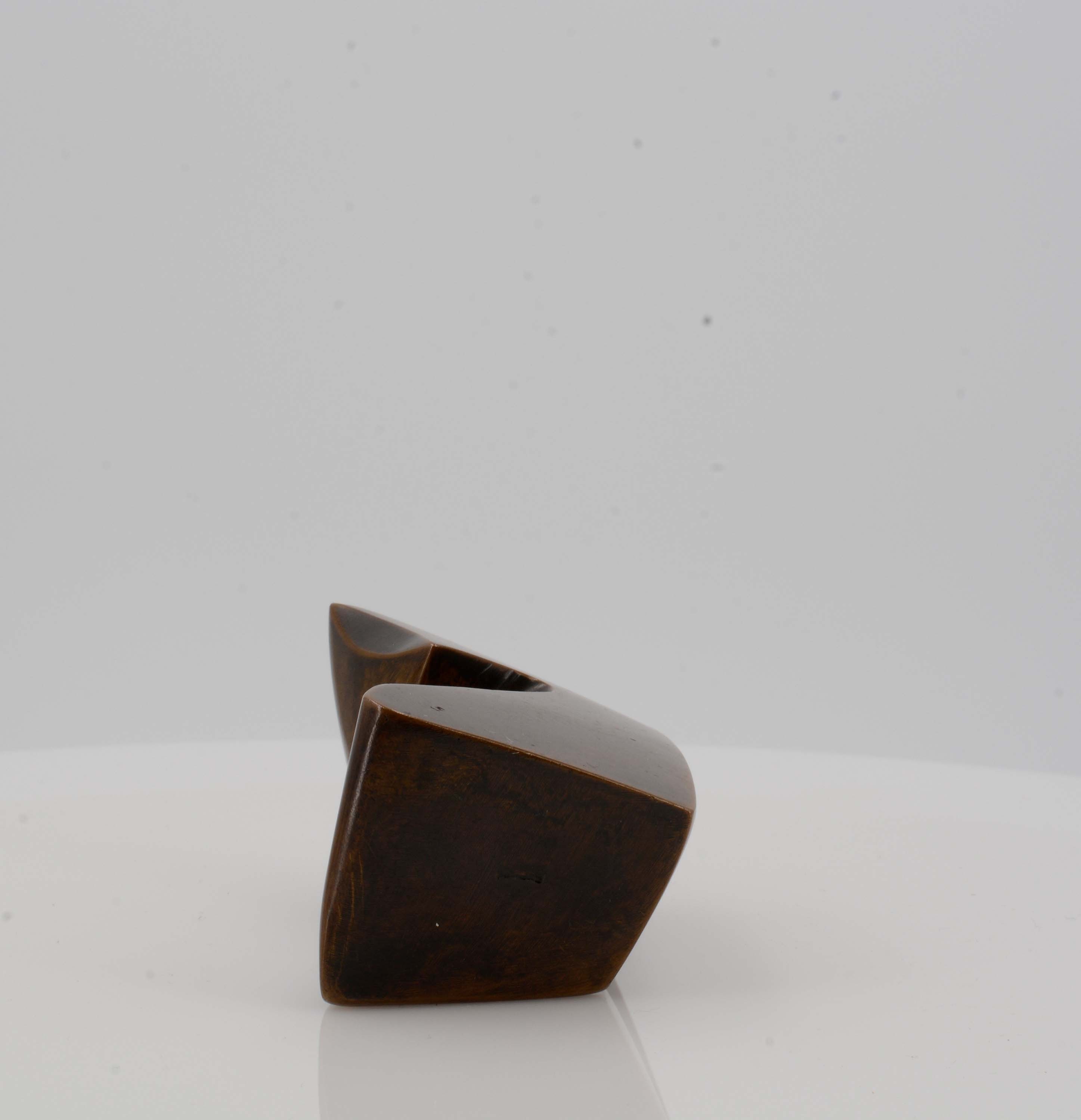 Artwork by Ewald Mataré, Zeichen einer Kuh I, Made of brown patinated