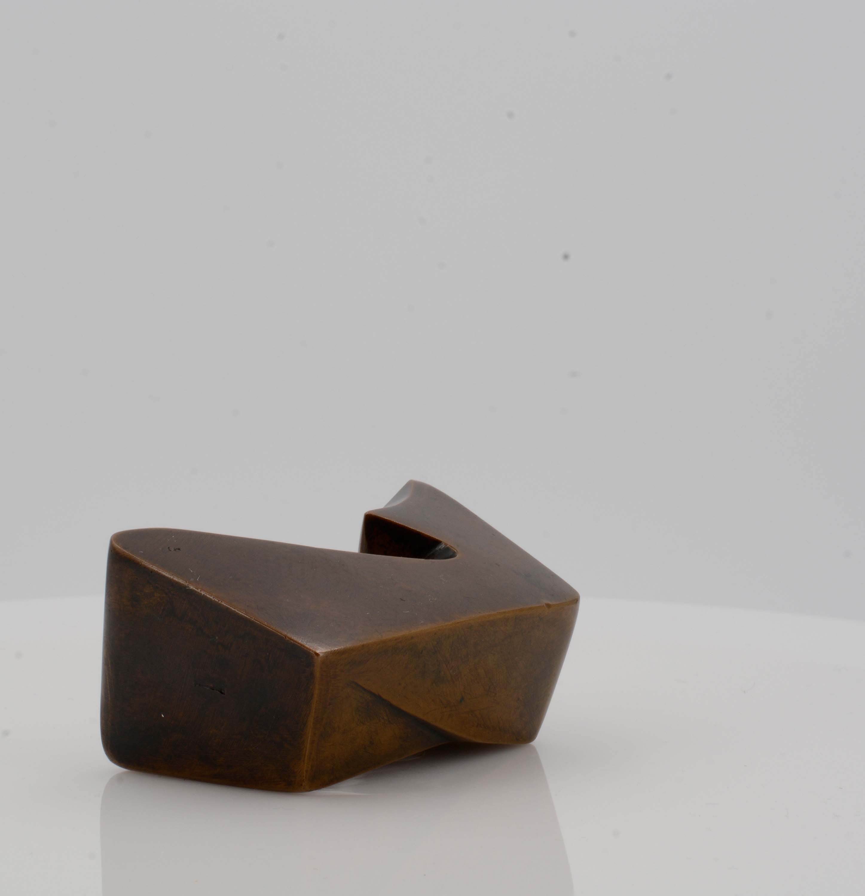 Artwork by Ewald Mataré, Zeichen einer Kuh I, Made of brown patinated