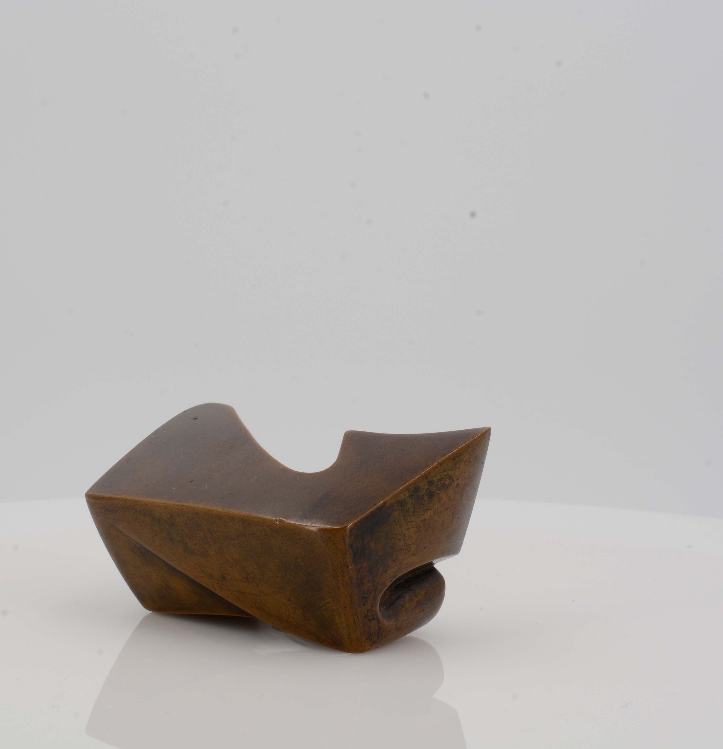 Artwork by Ewald Mataré, Zeichen einer Kuh I, Made of brown patinated