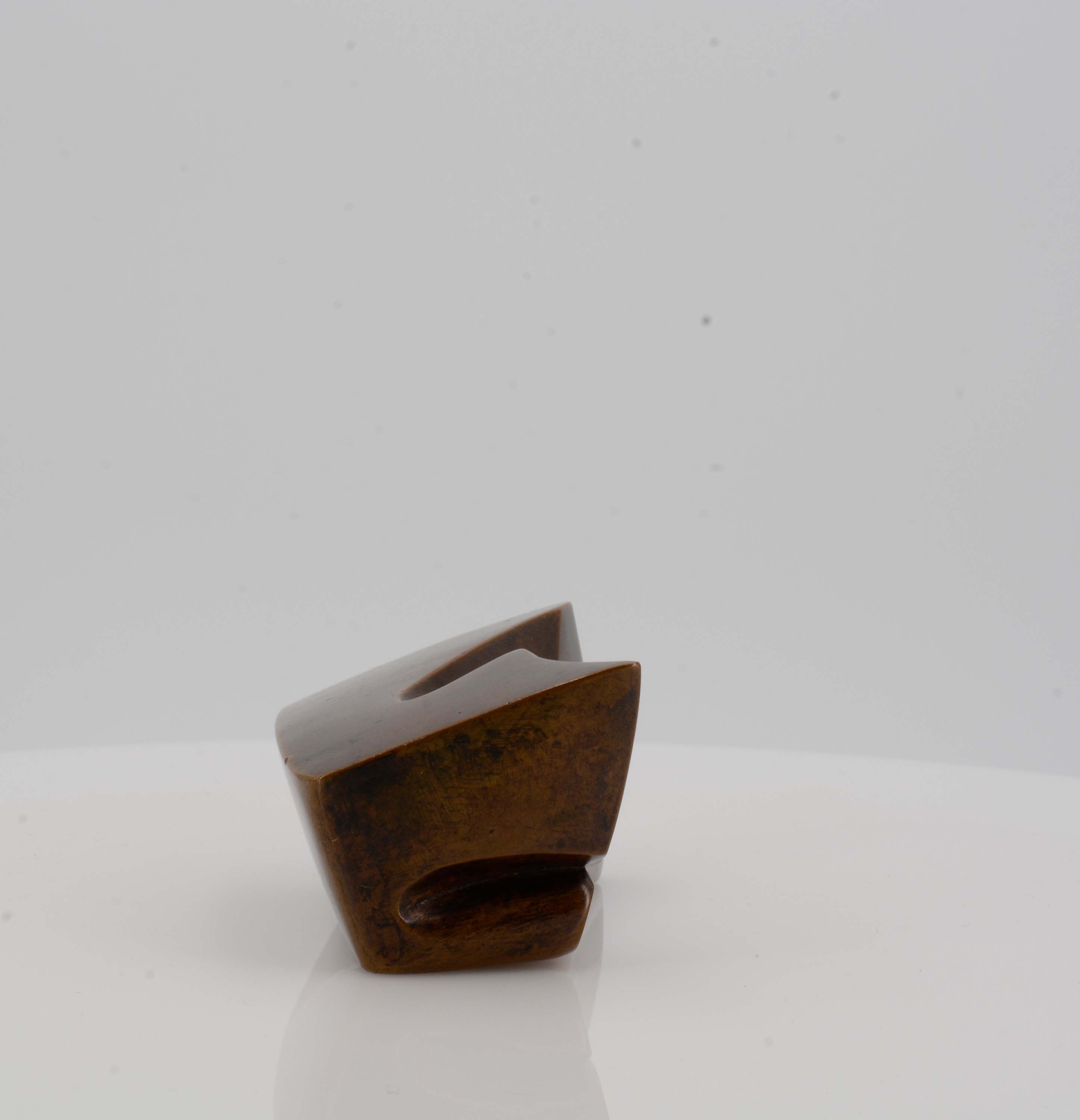 Artwork by Ewald Mataré, Zeichen einer Kuh I, Made of brown patinated