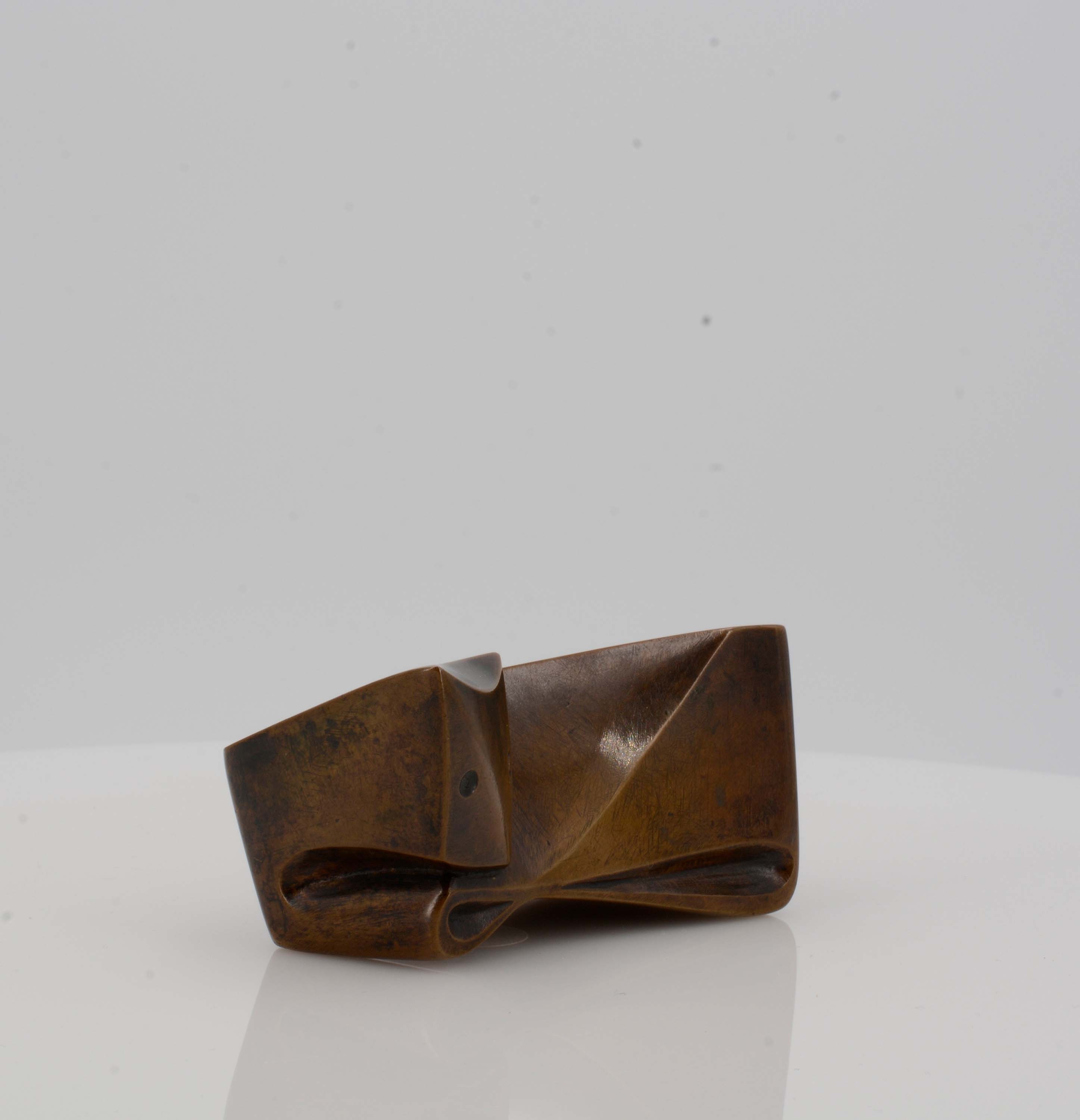 Artwork by Ewald Mataré, Zeichen einer Kuh I, Made of brown patinated