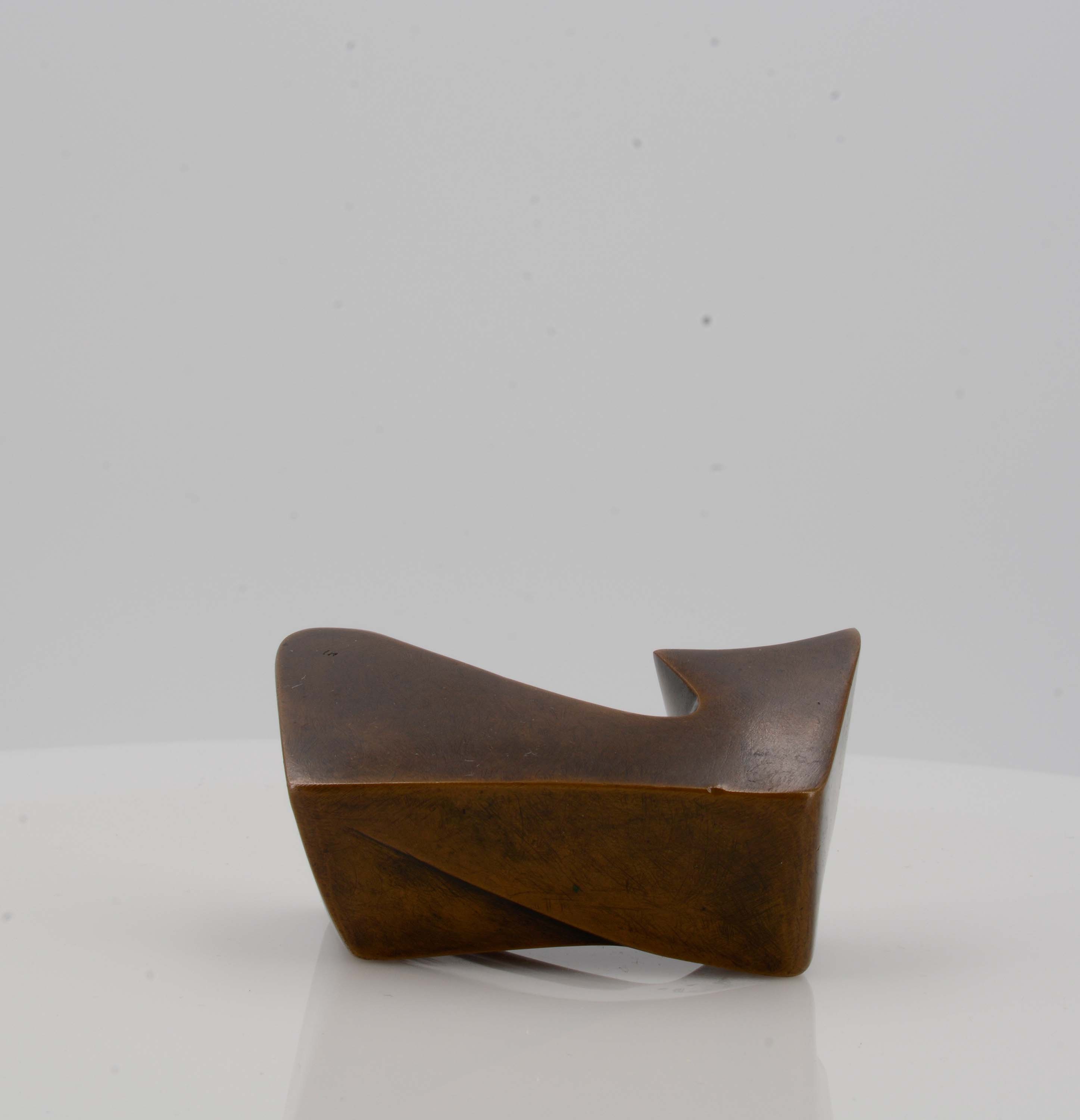 Artwork by Ewald Mataré, Zeichen einer Kuh I, Made of brown patinated