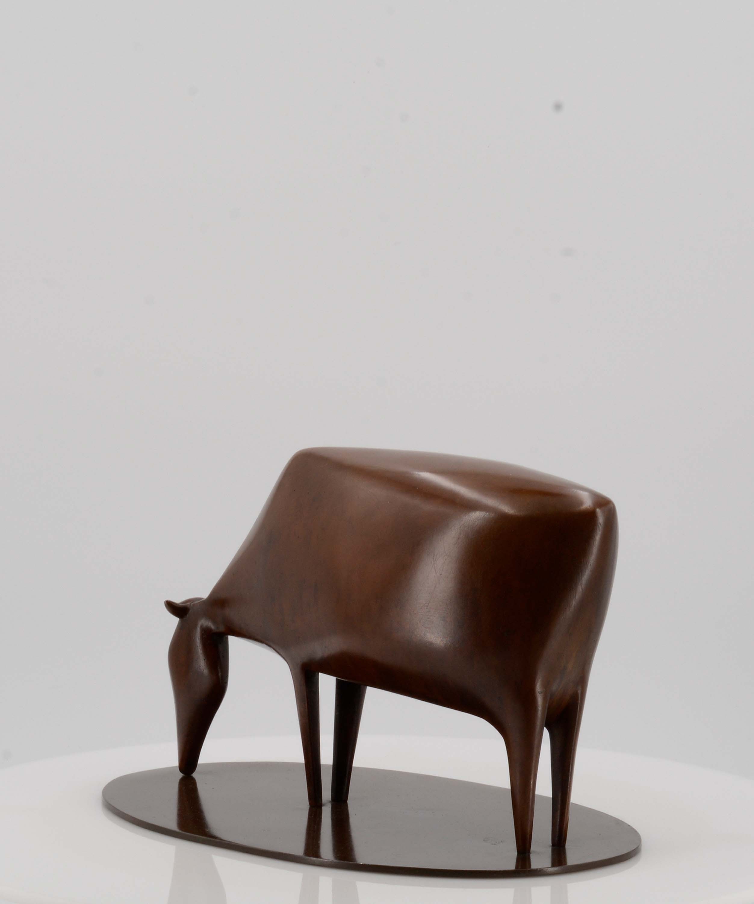 Artwork by Ewald Mataré, Grasende Kuh II, Made of Bronze cast with oval plinth