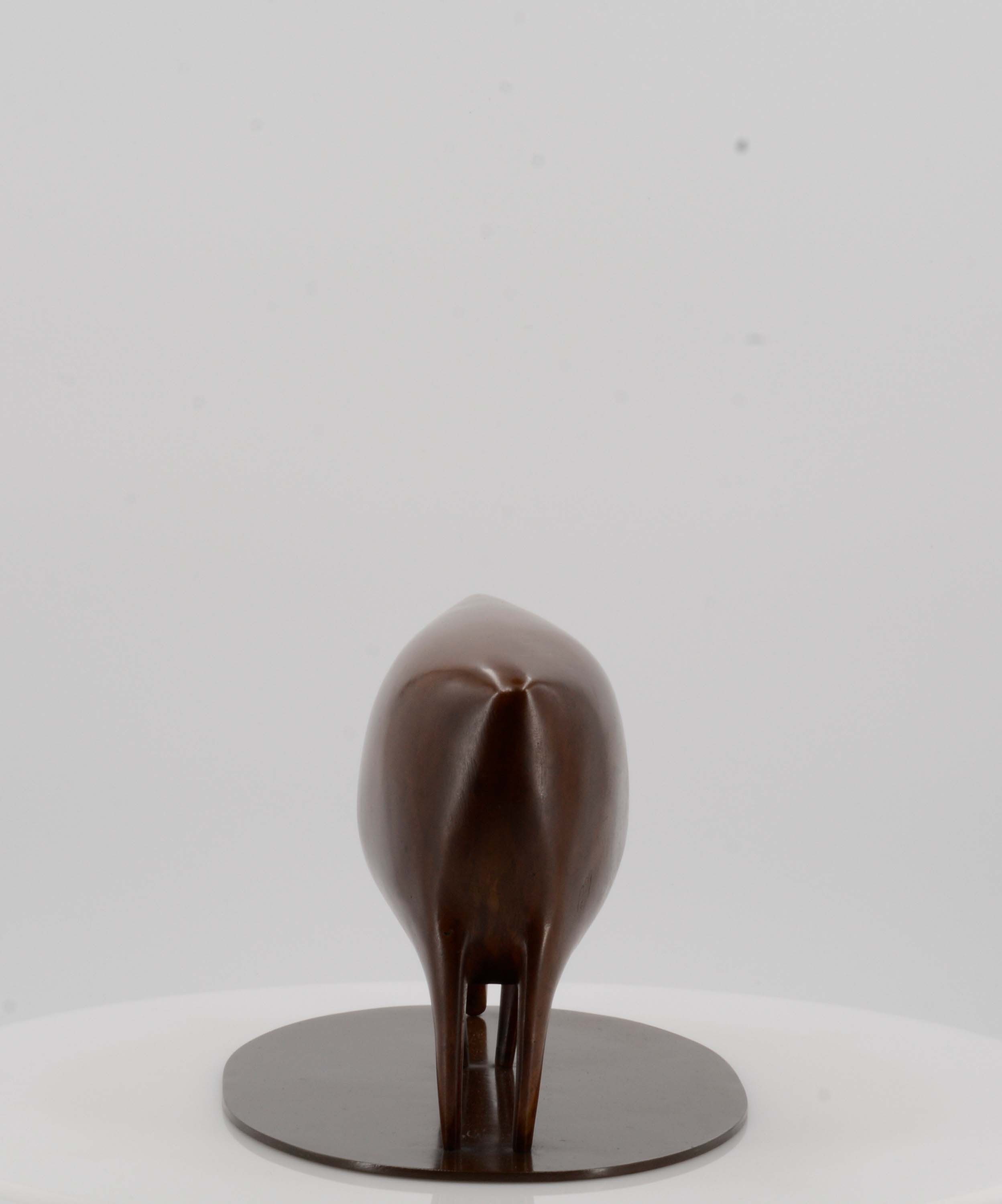 Artwork by Ewald Mataré, Grasende Kuh II, Made of Bronze cast with oval plinth
