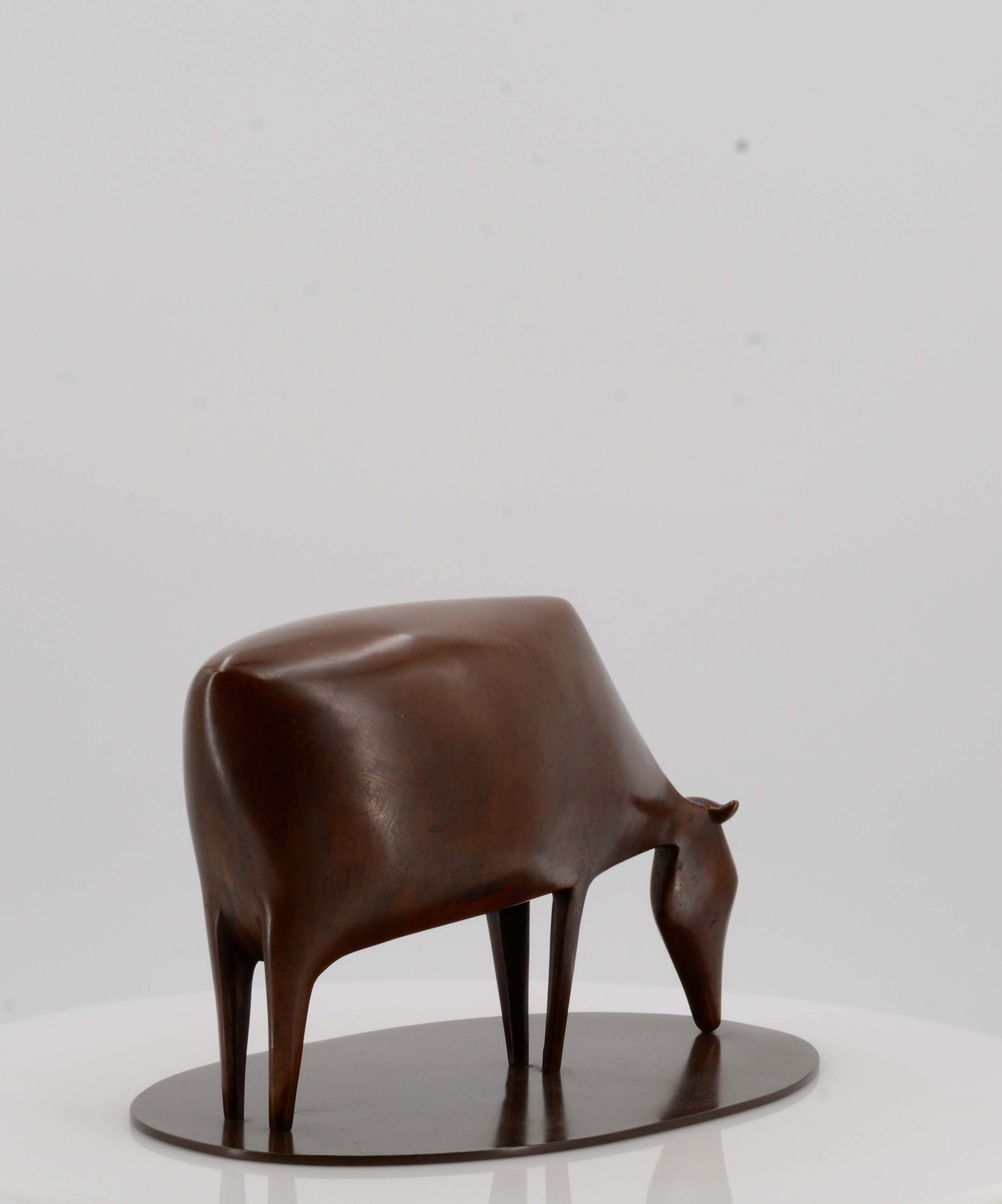 Artwork by Ewald Mataré, Grasende Kuh II, Made of Bronze cast with oval plinth