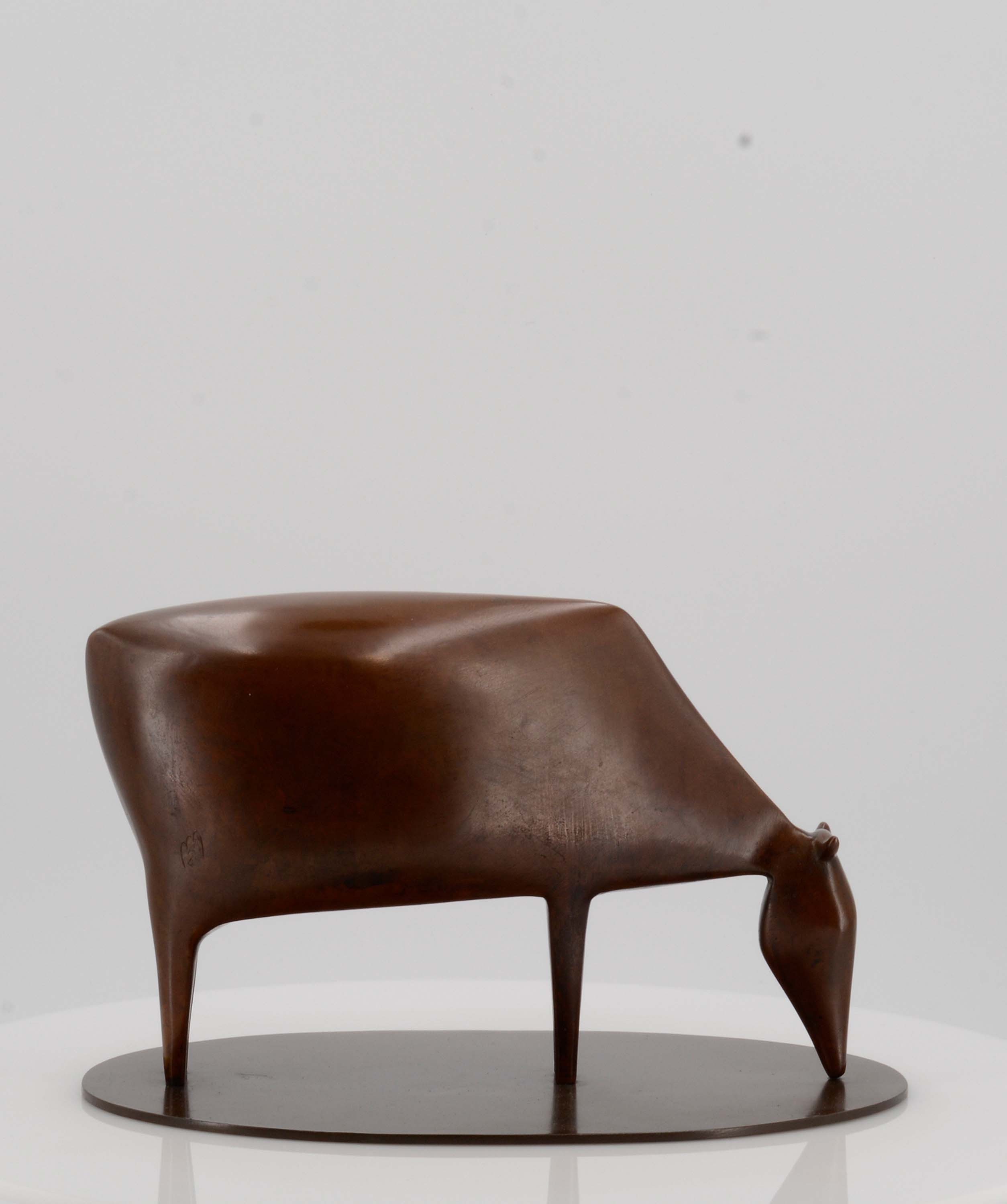 Artwork by Ewald Mataré, Grasende Kuh II, Made of Bronze cast with oval plinth