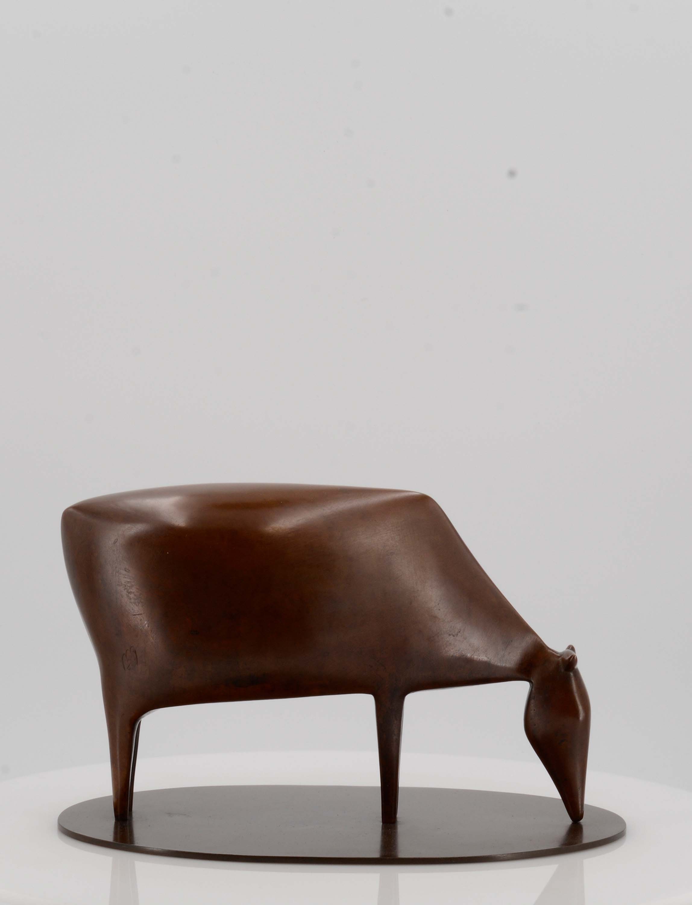 Artwork by Ewald Mataré, Grasende Kuh II, Made of Bronze cast with oval plinth