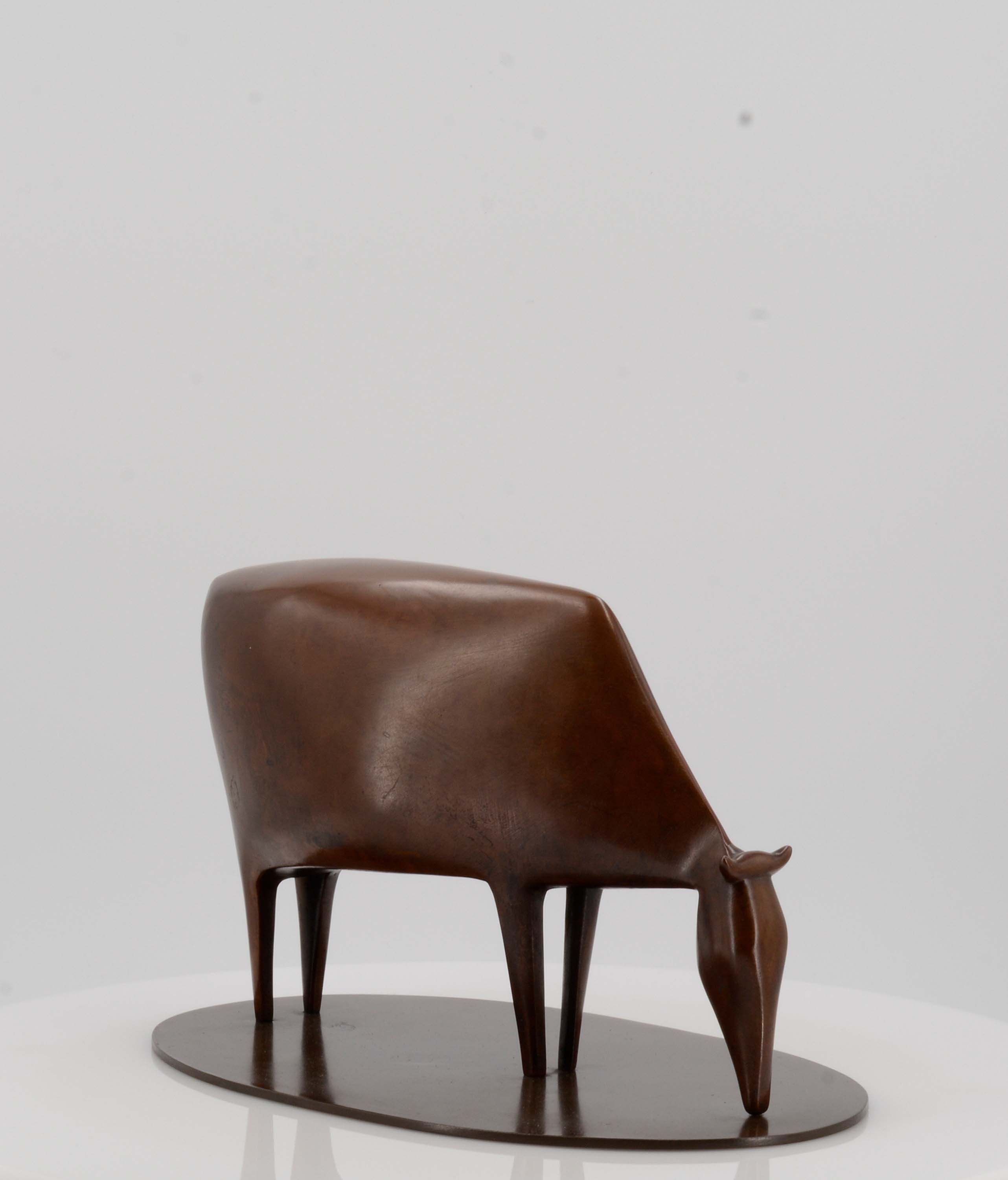Artwork by Ewald Mataré, Grasende Kuh II, Made of Bronze cast with oval plinth