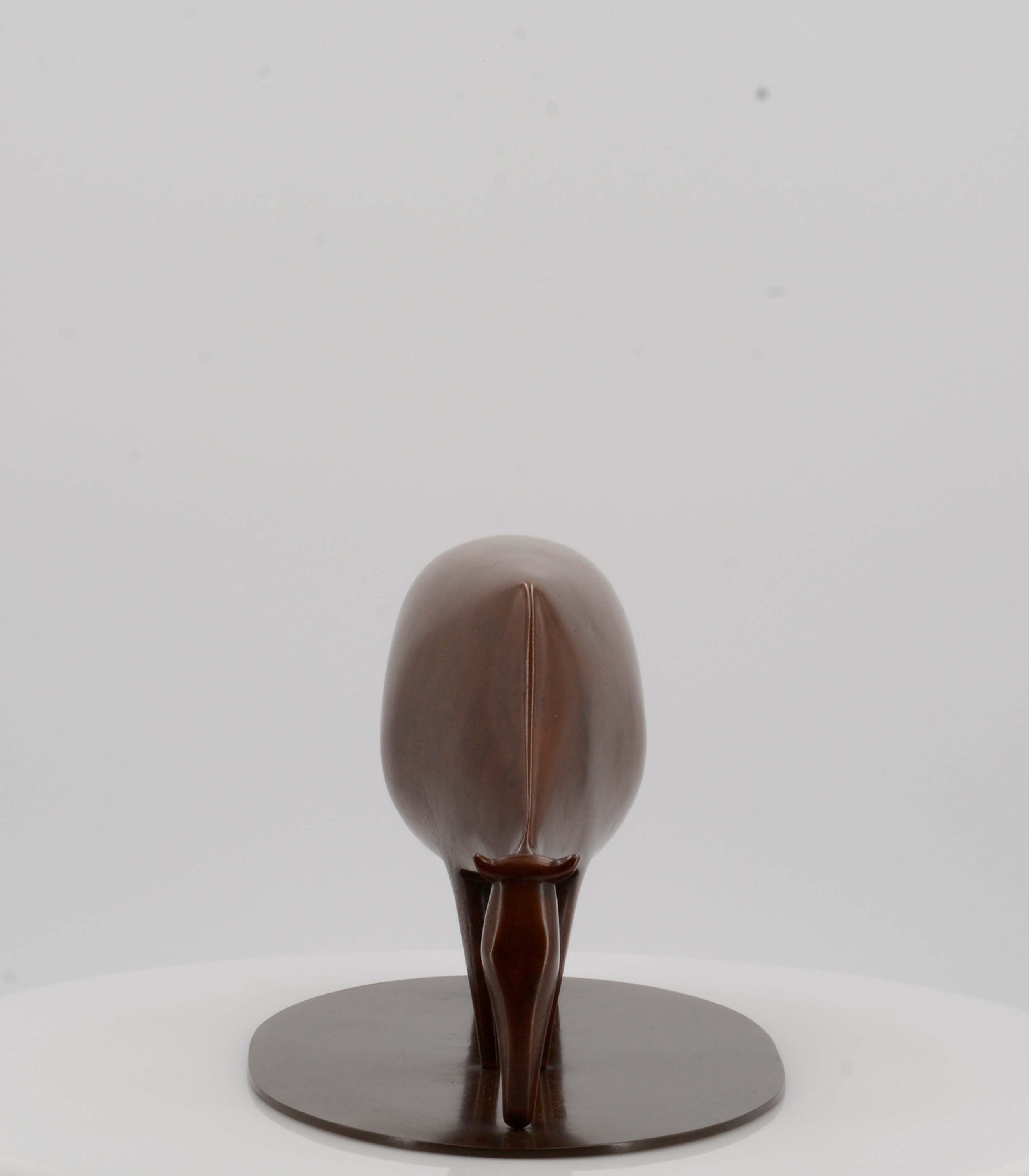 Artwork by Ewald Mataré, Grasende Kuh II, Made of Bronze cast with oval plinth