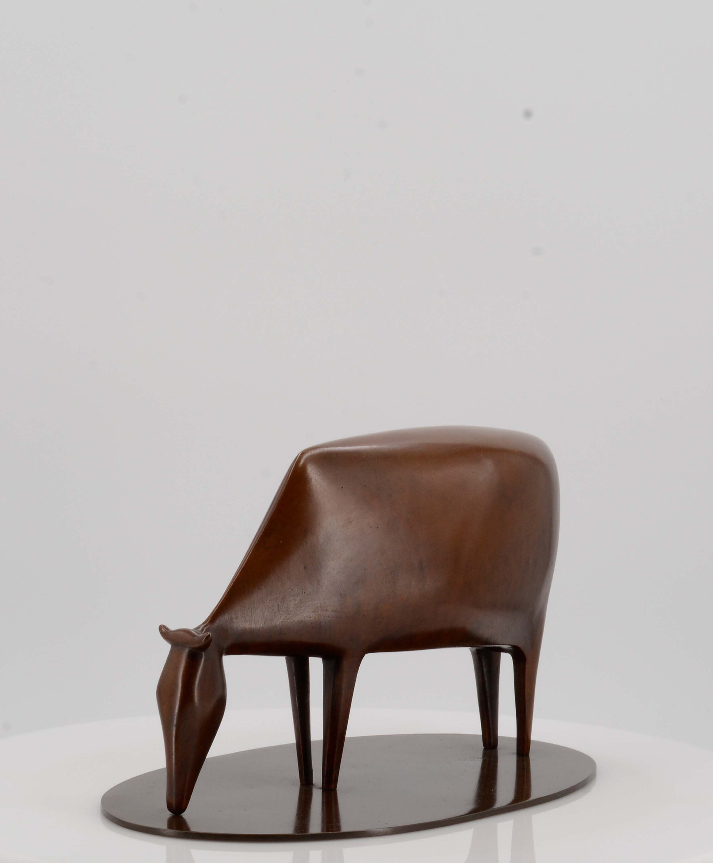 Artwork by Ewald Mataré, Grasende Kuh II, Made of Bronze cast with oval plinth