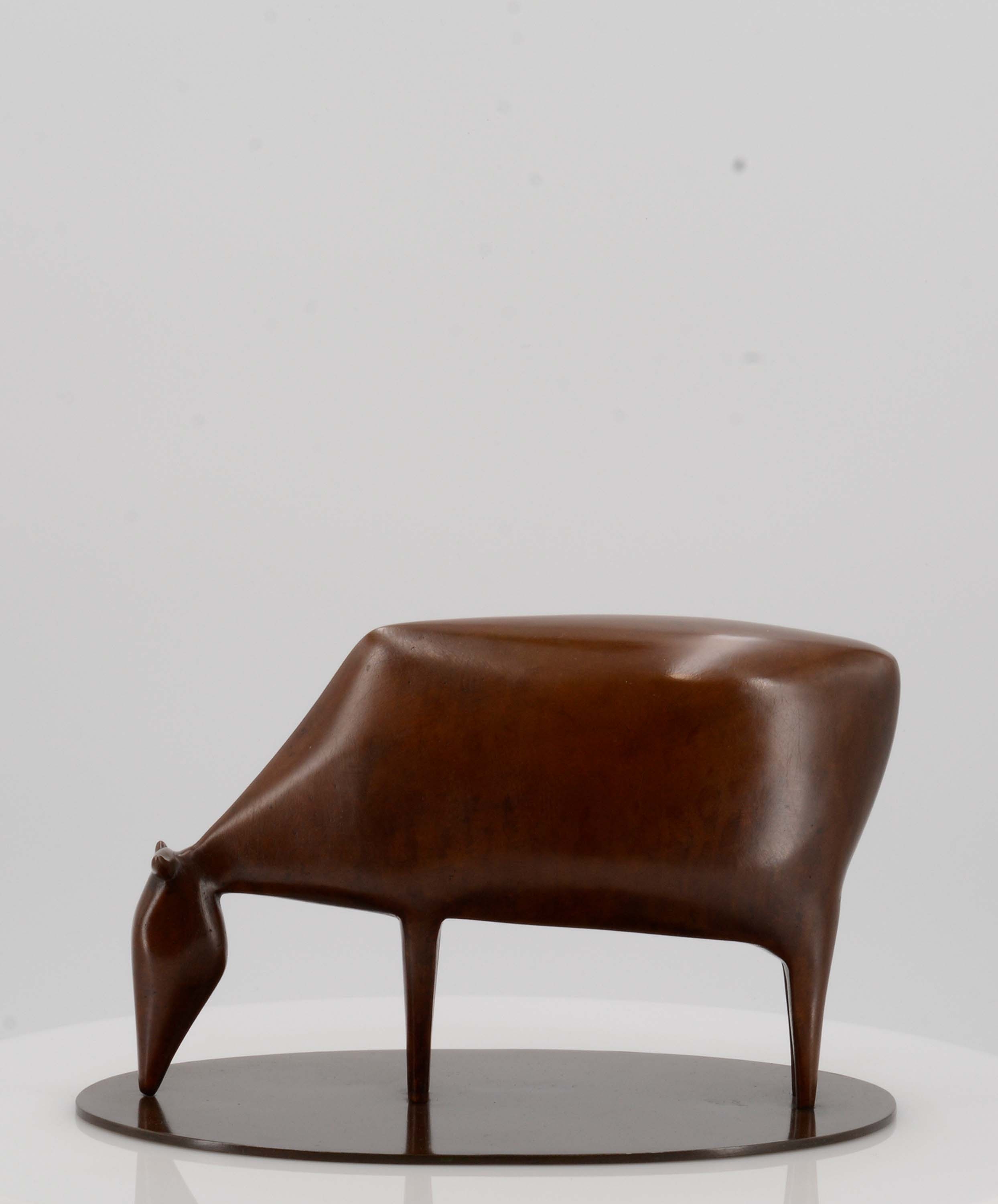 Artwork by Ewald Mataré, Grasende Kuh II, Made of Bronze cast with oval plinth