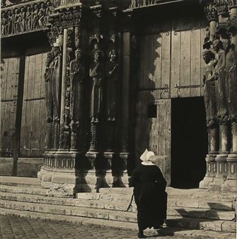 Cathedral entrance with nun - Ad Windig