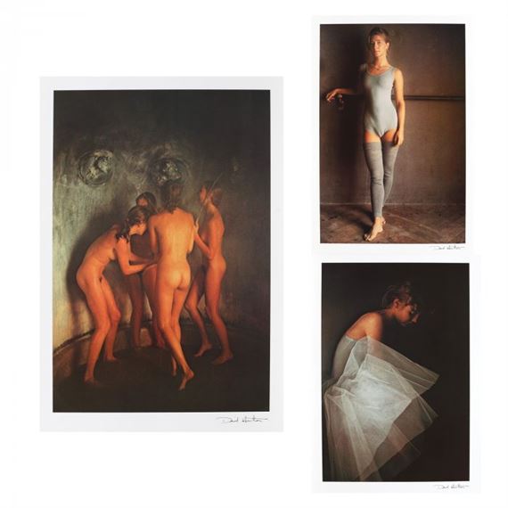 Voyaga etgan ayol mushukini korsatadi