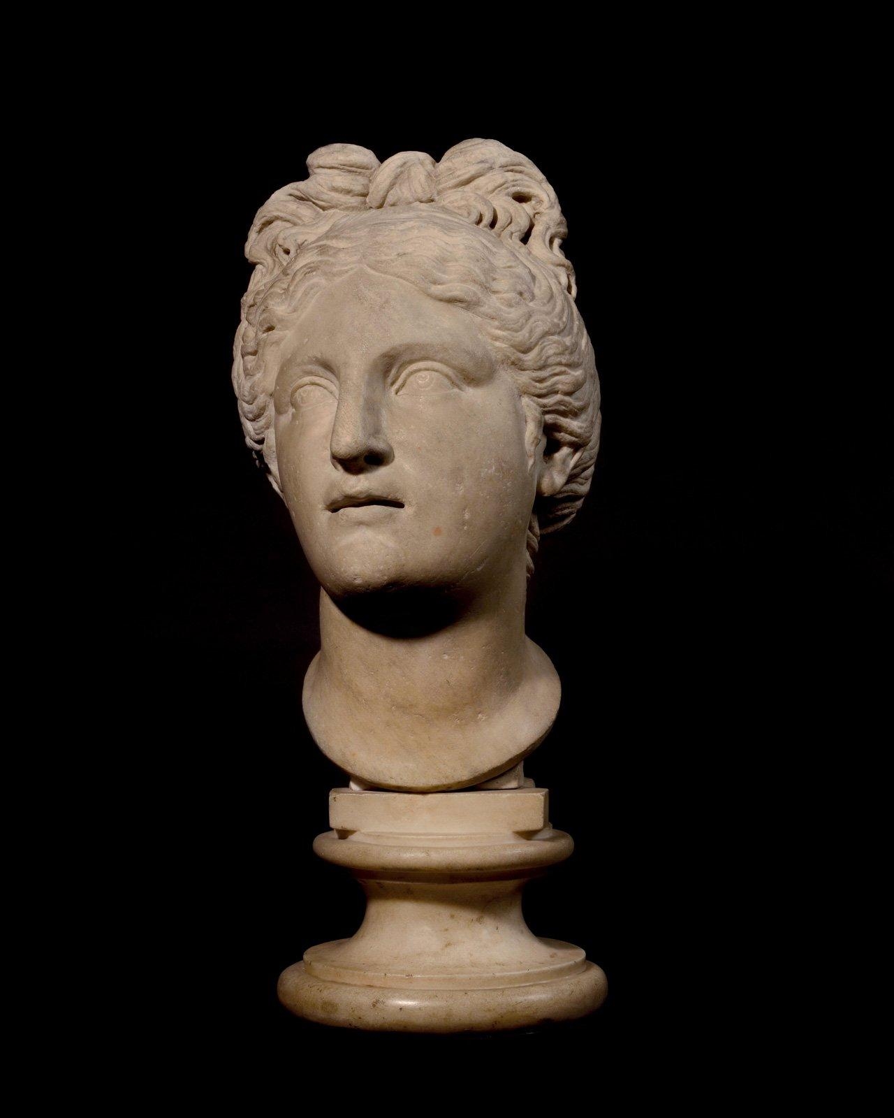 Vénus Capitoline bleue main image 1