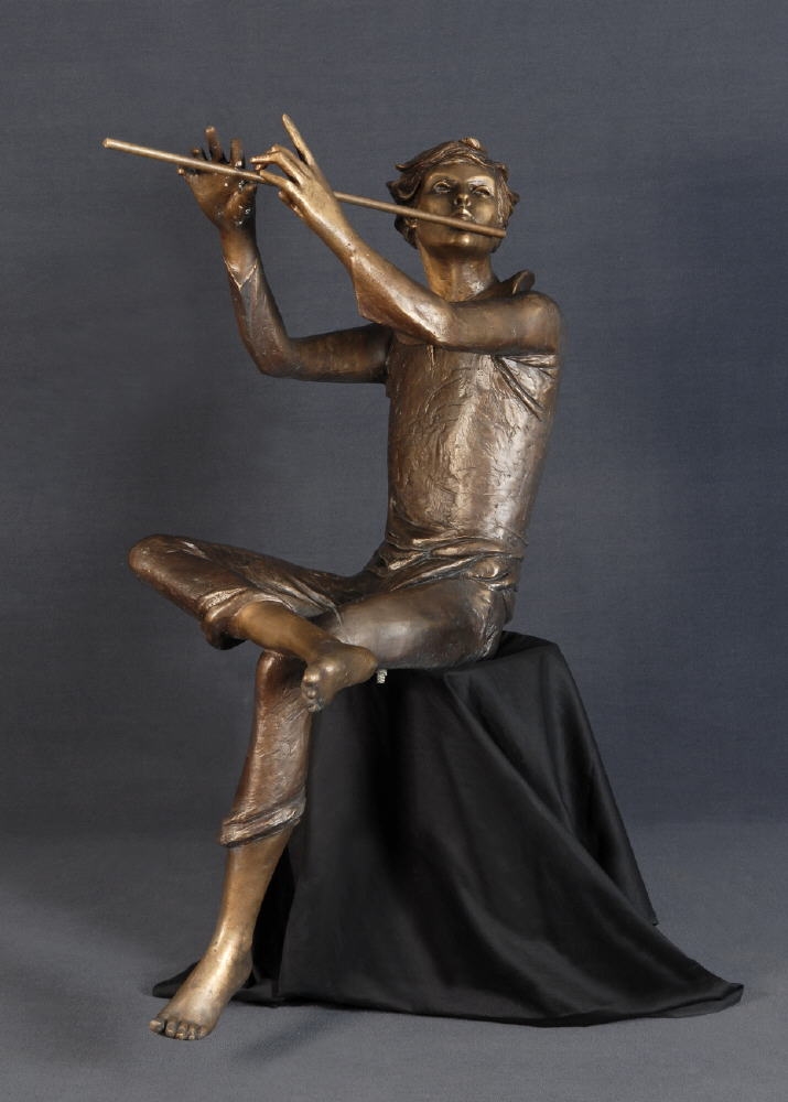 Artwork by Rinaldo Bigi, Sitzender Flötenspieler, Made of bronze, brown patina