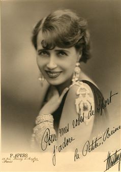 Grande reproduction d'un portrait de Mistinguett avec une dédicace - P. Apers