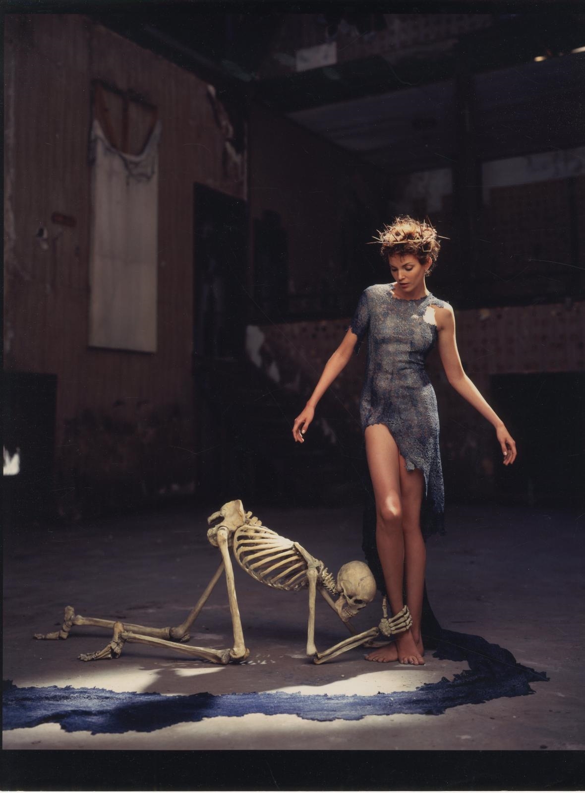 Mode : squelette se prosternant au pied d'un modèle coiffé d'une couronne d'épine by Jean Paul Goude, circa 1990 - 2000