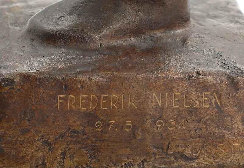 Artwork by Into Saxelin, Woman, Made of patinated bronze sculpture