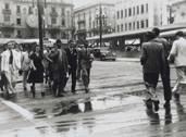 Passantes Atravessando a Rua - Hildegard Rosenthal