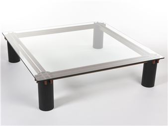 Table basse à structure géométrique en bois peint de couleur noire et rouge d'où repose un plateau quadrangulaire en verre - Emanuela Frattini Magnusson