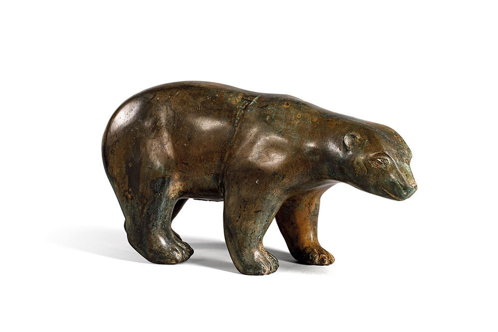 Deux sculptures en bonze d'ours polaire marchant de Pierre Chenet. En