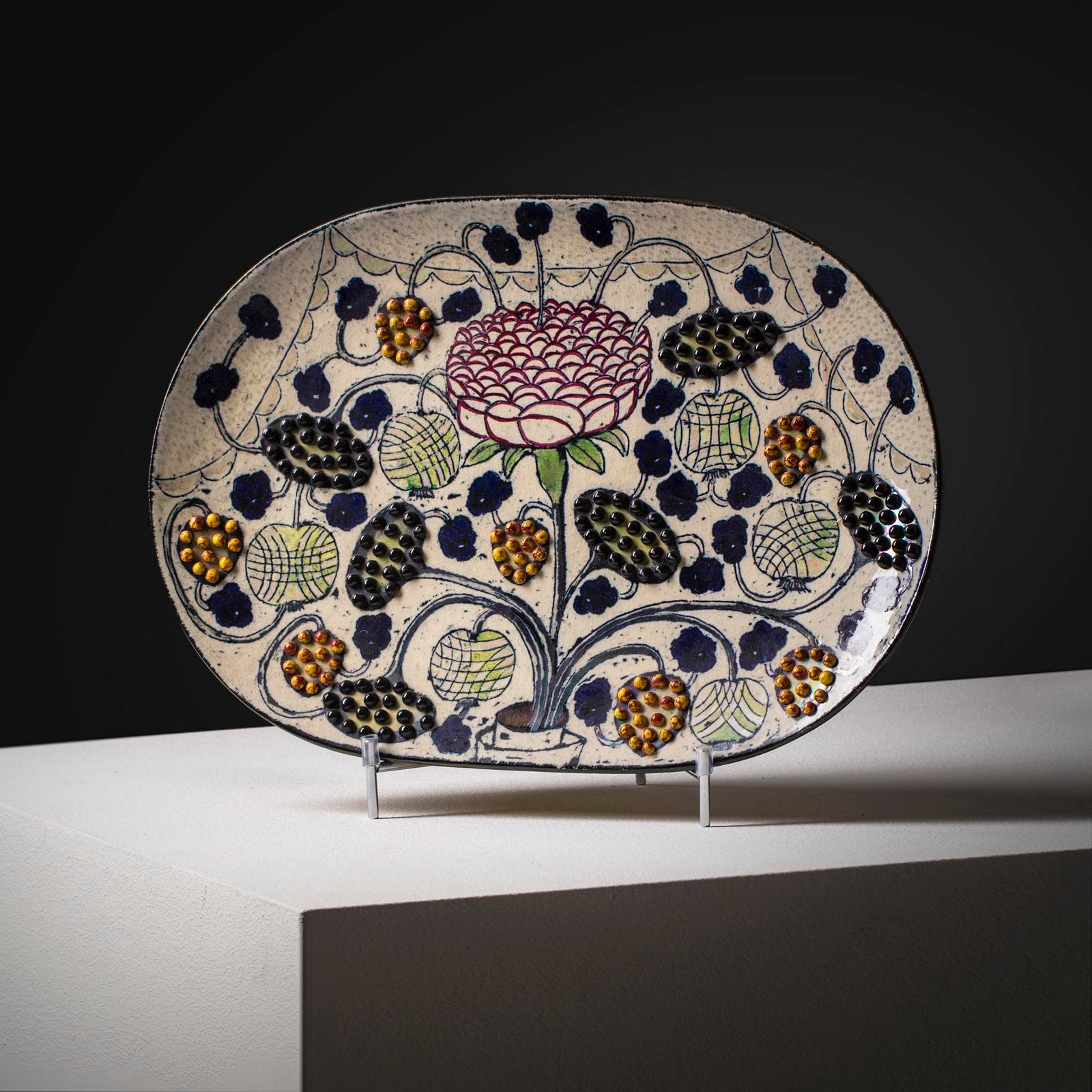 A decorative ceramic plate representing a floral pattern by Birger Kaipiainen
