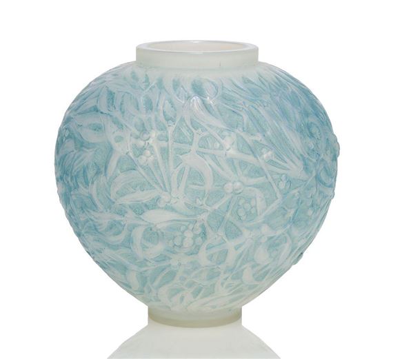 an opalescent cased glass vase with blue staining'Gui'