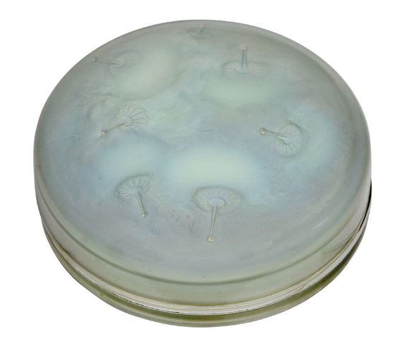 'Houppes' an opalescent circular glass Box and cover No.29