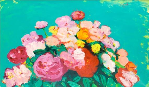 Pfingstrosen und Rosen vor Türkis