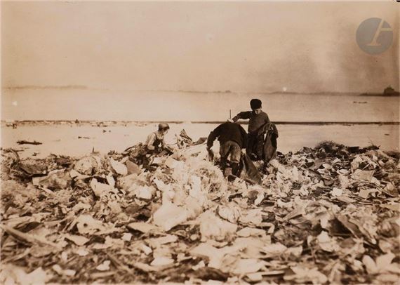 Boys of the dumps by Lewis Hine, 1909
