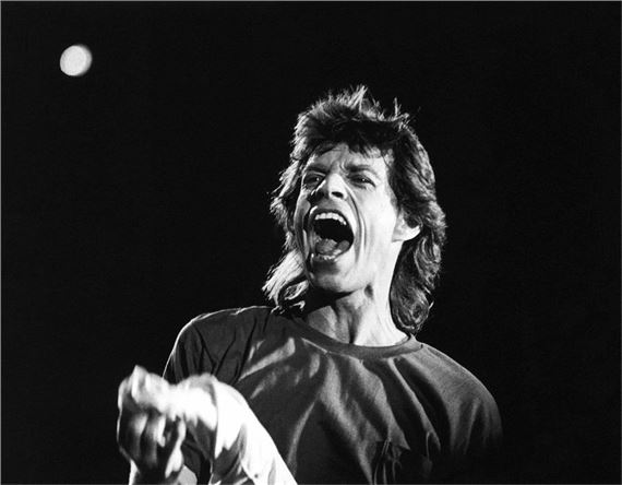 Mick Jagger sings on the stage of the Live Aid concert at JFK Stadium in Philadelphia. USA - David Mc Gough