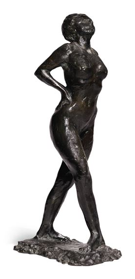 Danseuse au repos, les mains sur les reins, la jambe droite en avant