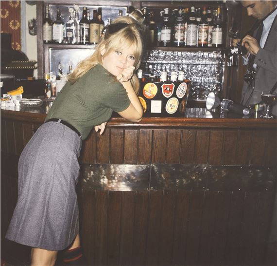 BRIGITTE BARDOT IN A LONDON PUB IN 1968-8X10 PUBLICITY PHOTO AB-021 