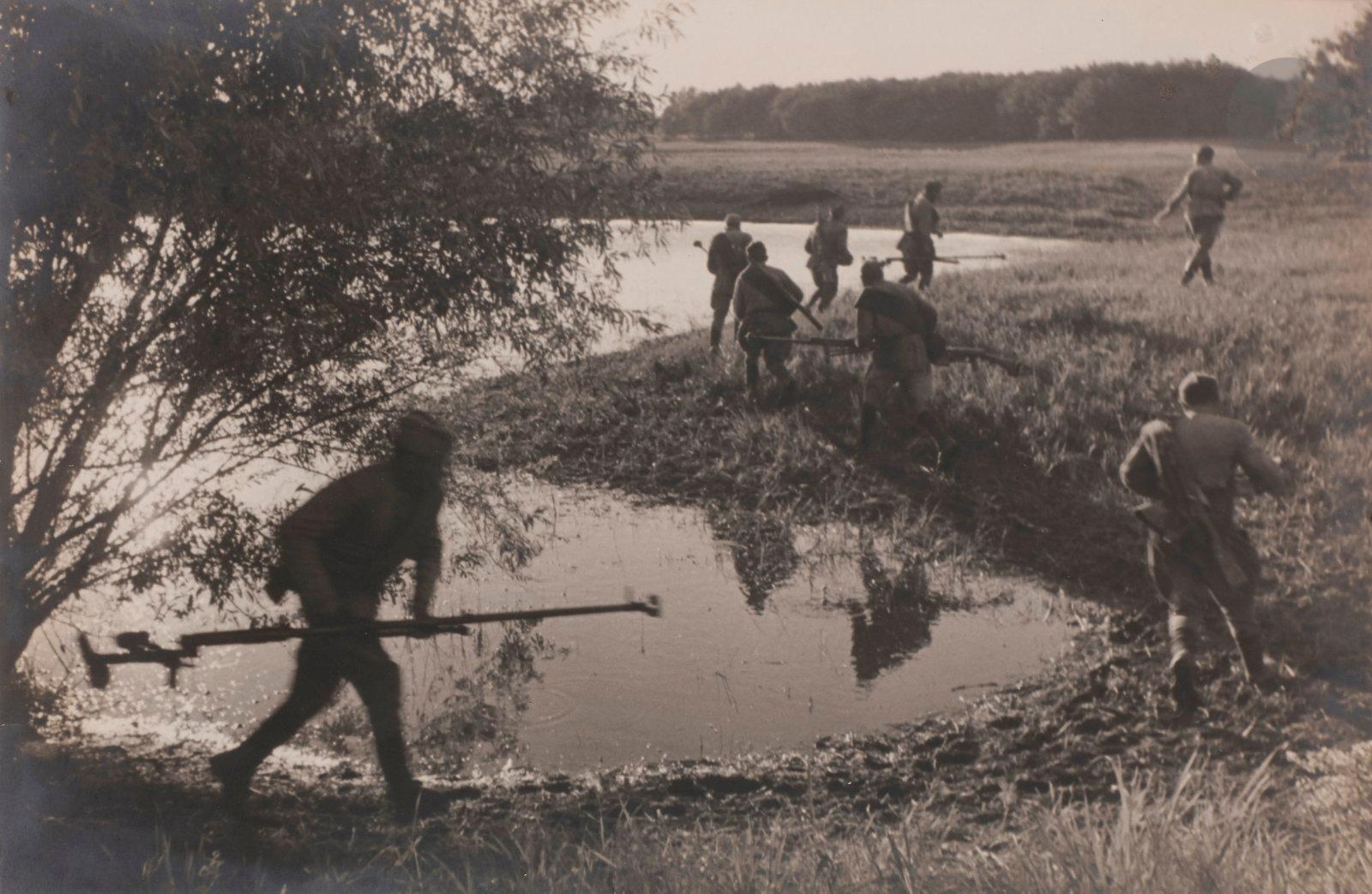 Artwork by Georgi Zelma, Déplacement d’une escouade armée du fusil anti-char PTRD-41, Made of Silver print mounted on paper