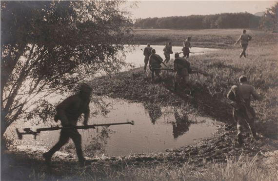 Déplacement d’une escouade armée du fusil anti-char PTRD-41 by Georgi Zelma