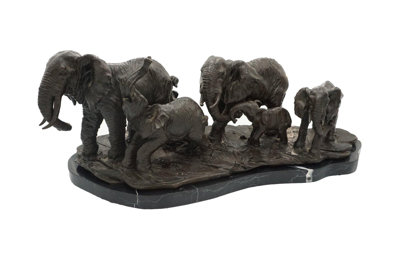 Artwork by G. Echow, Groupe d'éléphants, Made of bronze with black patina, marble base