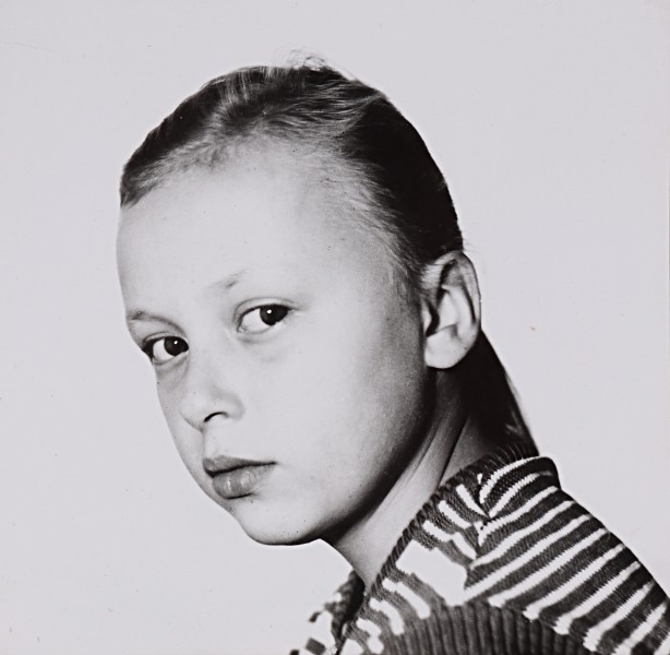 Artwork by Antonín Gribovský, Dívčí portrét, Made of gelatin silver print