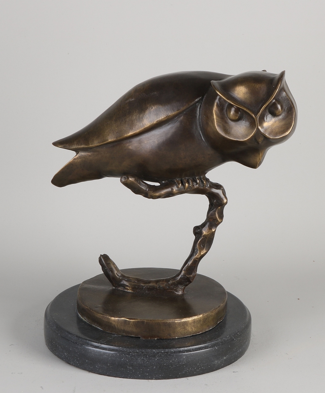 Artwork by W. Lehmbrück, Uil op tak, Made of Bronze on black marble base