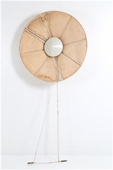 Lampada bianca da muro con struttura in metallo - Riccardo Grassi