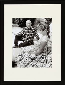 A signed b/w photograph of the French actress and model Brigitte Bardot in the company of Pablo Picassso (1881–1973) - Jérôme Brierre