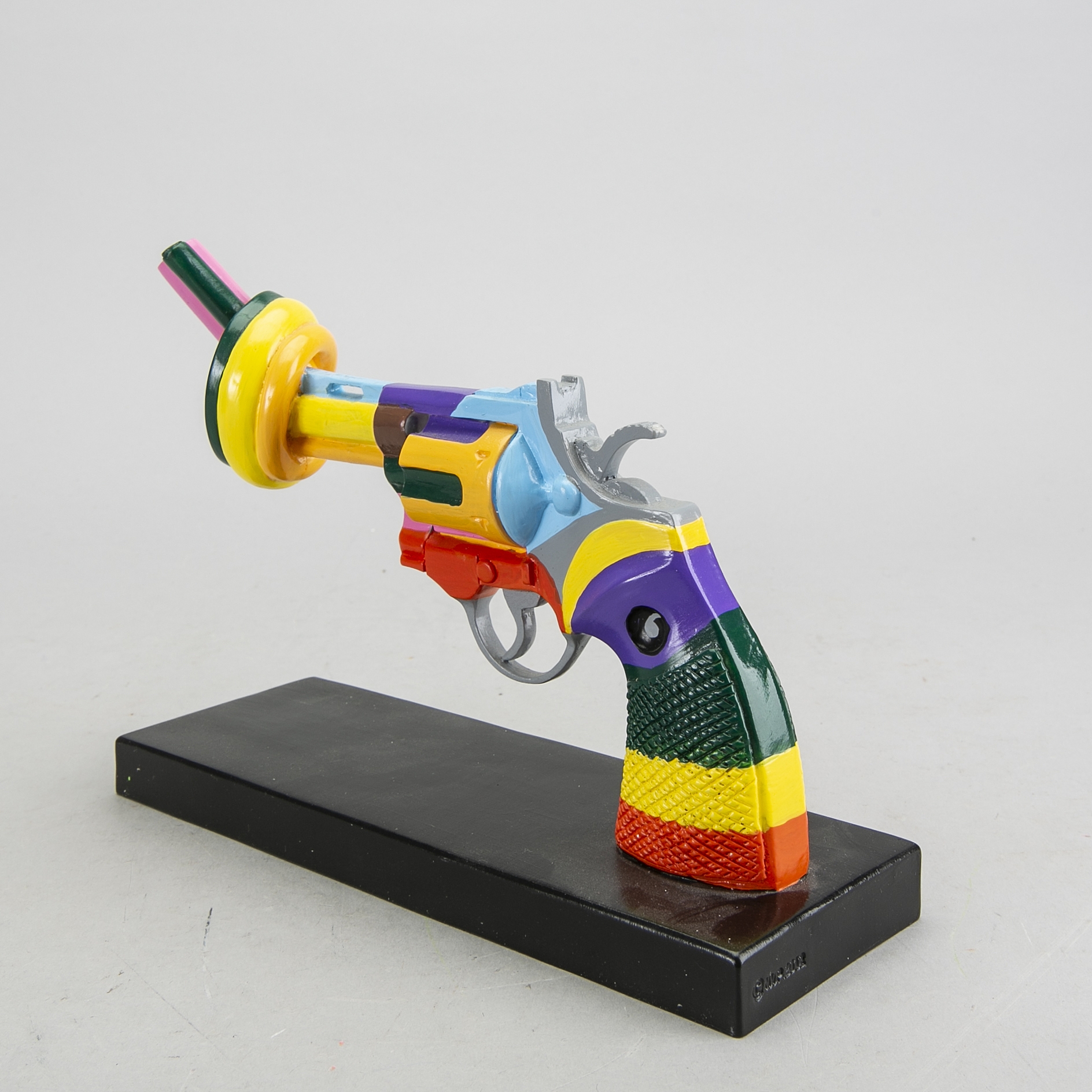 Artwork by Carl Fredrik Reuterswärd, Play for Peace