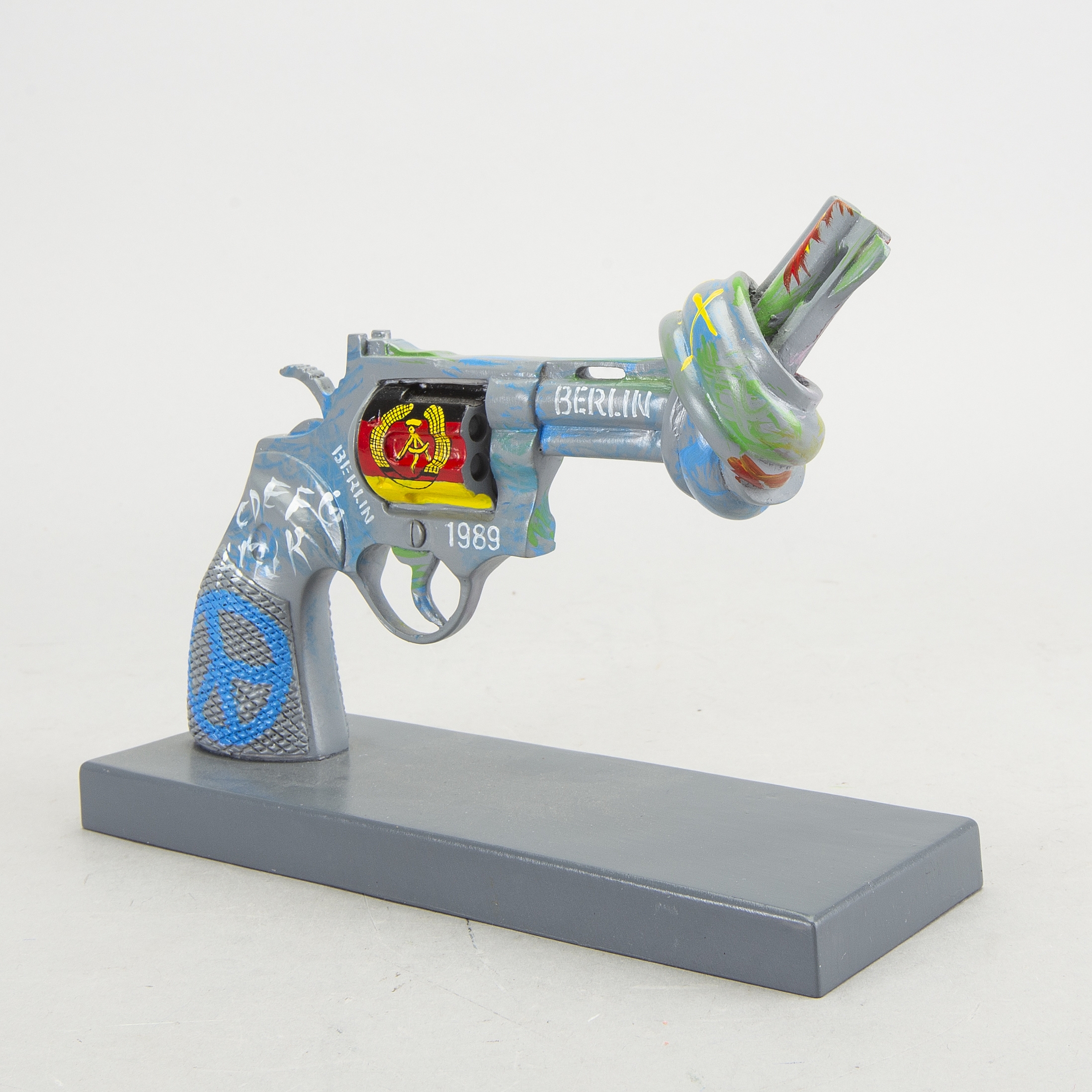 Artwork by Carl Fredrik Reuterswärd, Kick of Peace