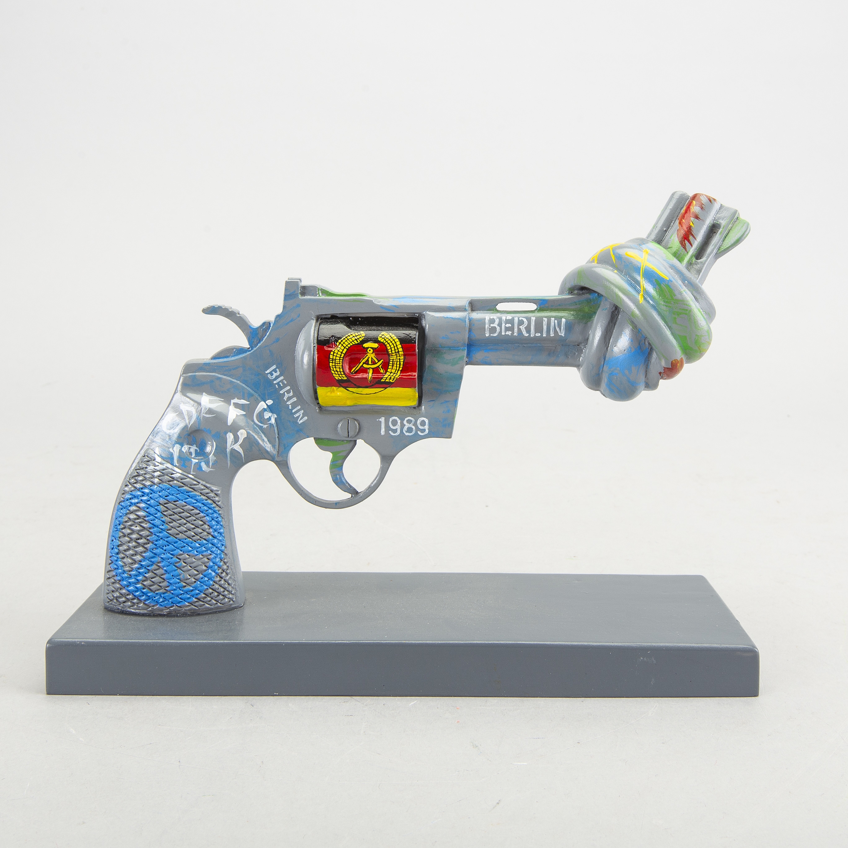 Artwork by Carl Fredrik Reuterswärd, Kick of Peace