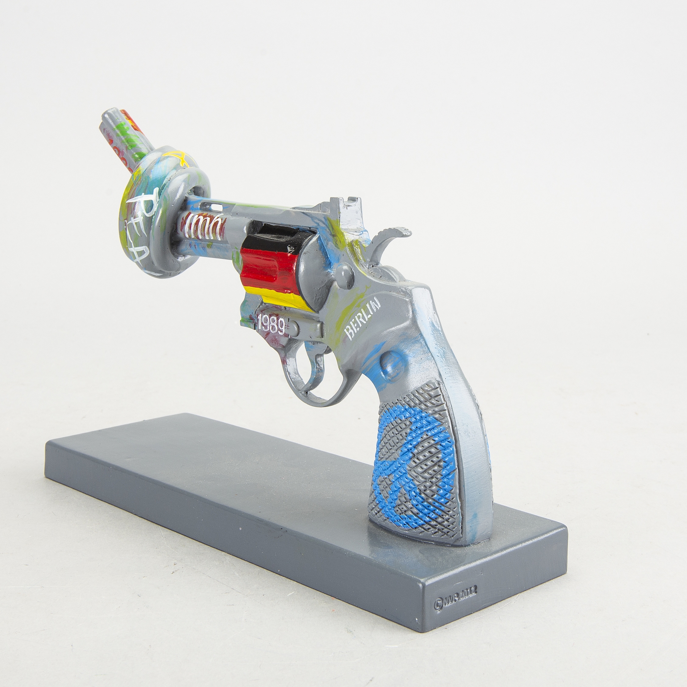 Artwork by Carl Fredrik Reuterswärd, Kick of Peace