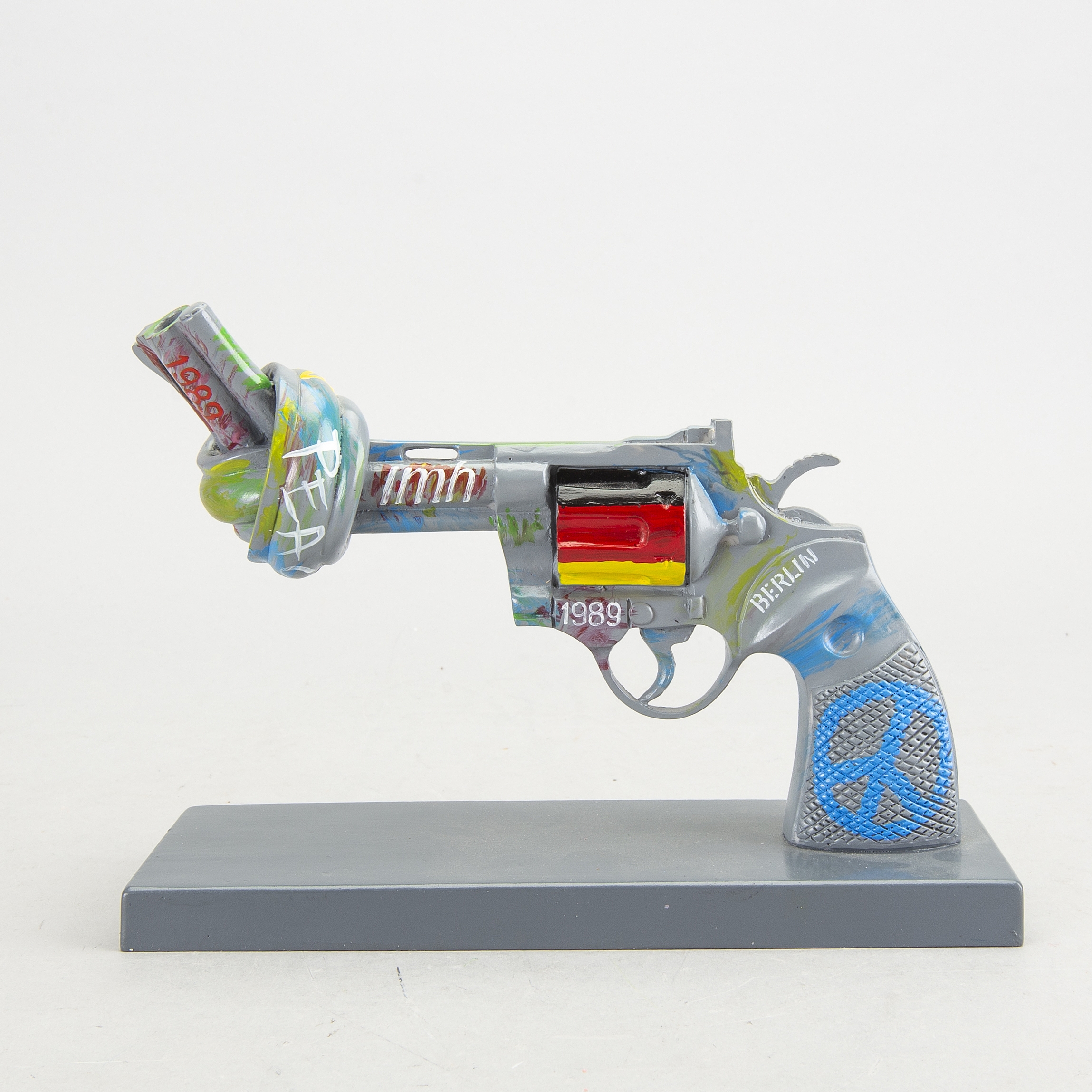 Artwork by Carl Fredrik Reuterswärd, Kick of Peace