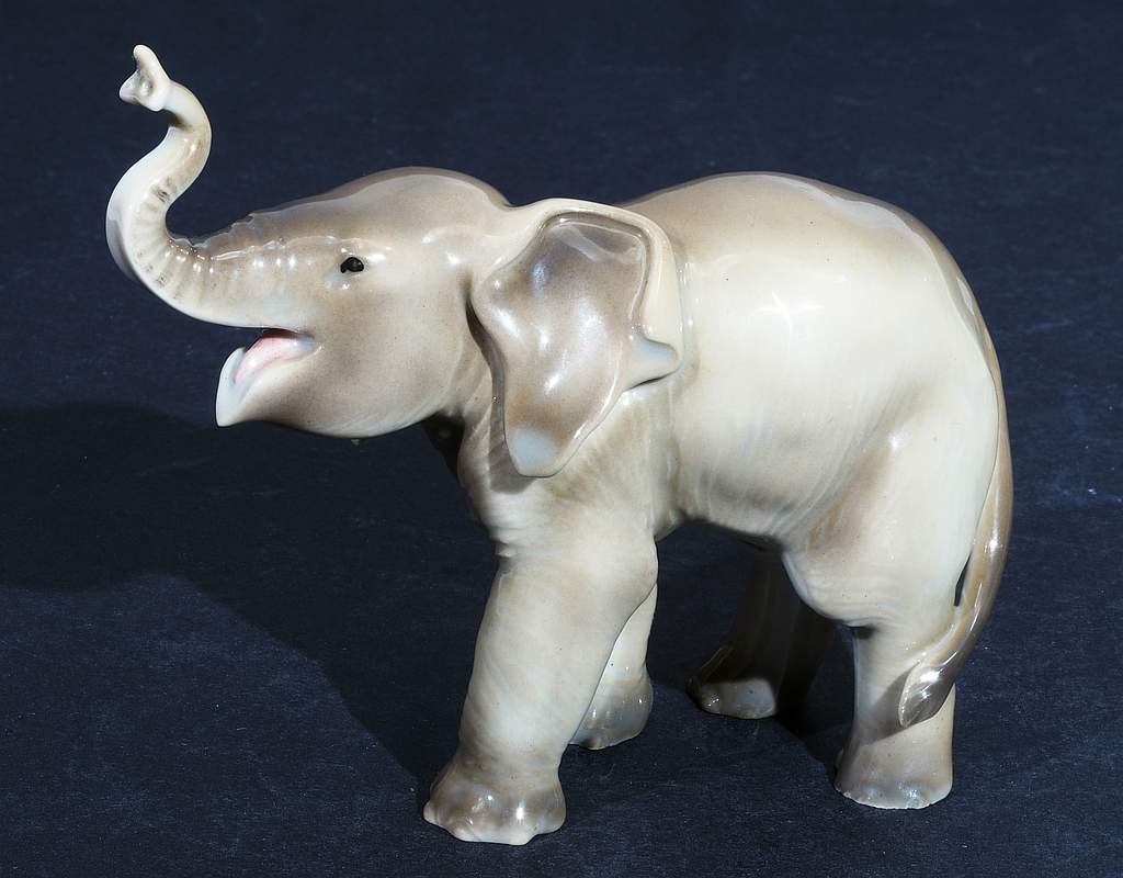 Artwork by Theodor Kärner, Elefant, trompetend. ALLACH, Made of naturalistic underglaze painting