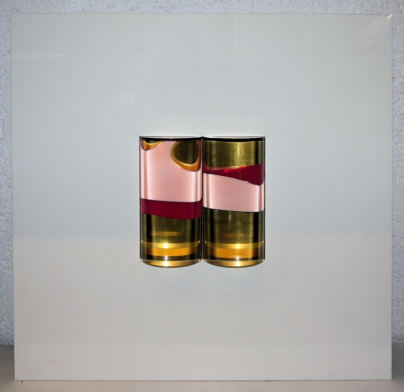 Artwork by Günter Dohr, Cylindrogramm PL 3 (mit Motor), Made of plexiglass half cylinders on a square white plastic plate