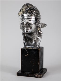 Portraitkopf einer jungen Frau mit Augenbinde - M. Jabrit