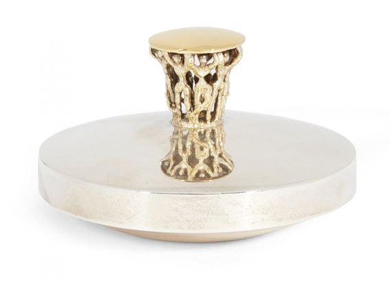 Stuart Devlin | A Stuart Devlin silver trinket box with figural gilt ...